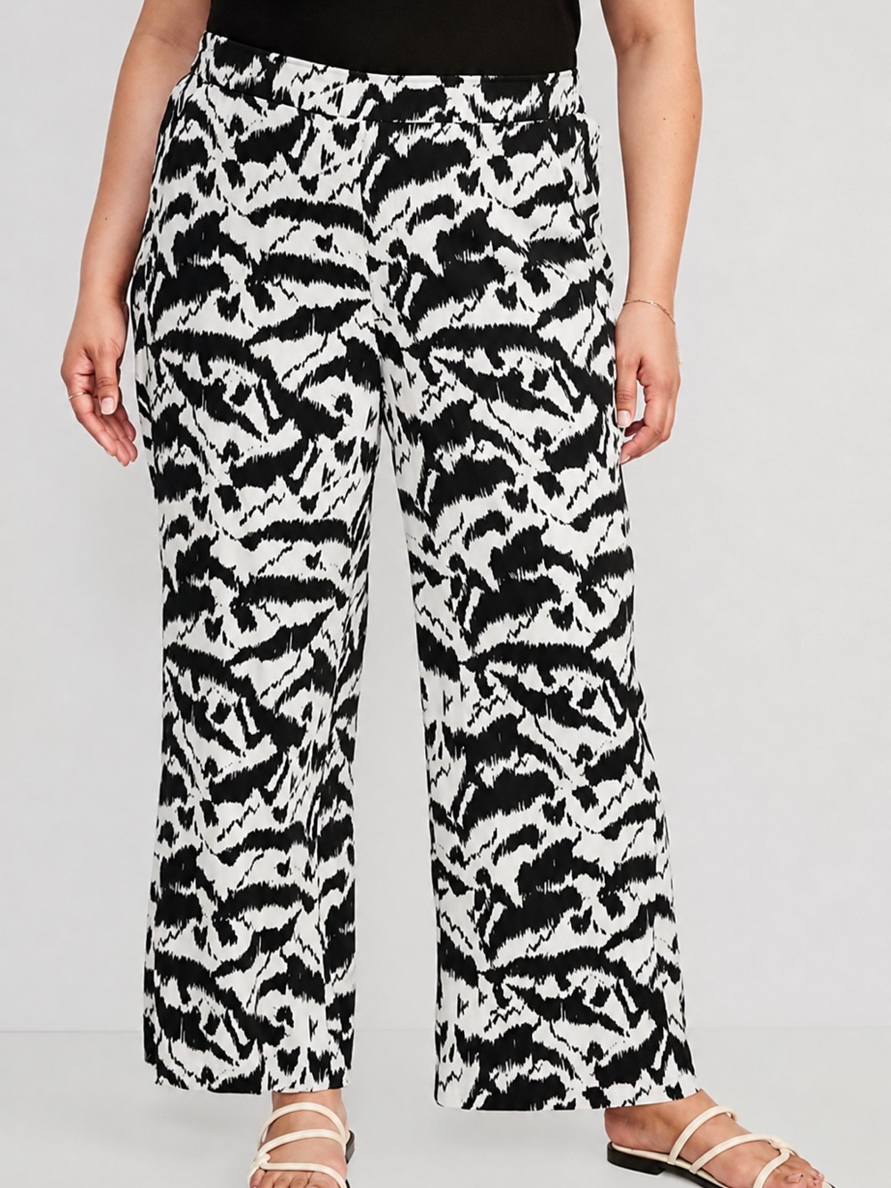 Old navy. Size medium. Wide leg black and white pant. Elastic waist.